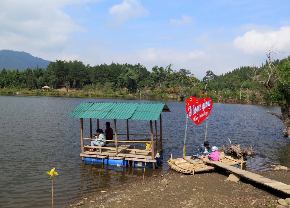 摄游客在浓幽湖上钓鱼。越通社记者 春进 摄