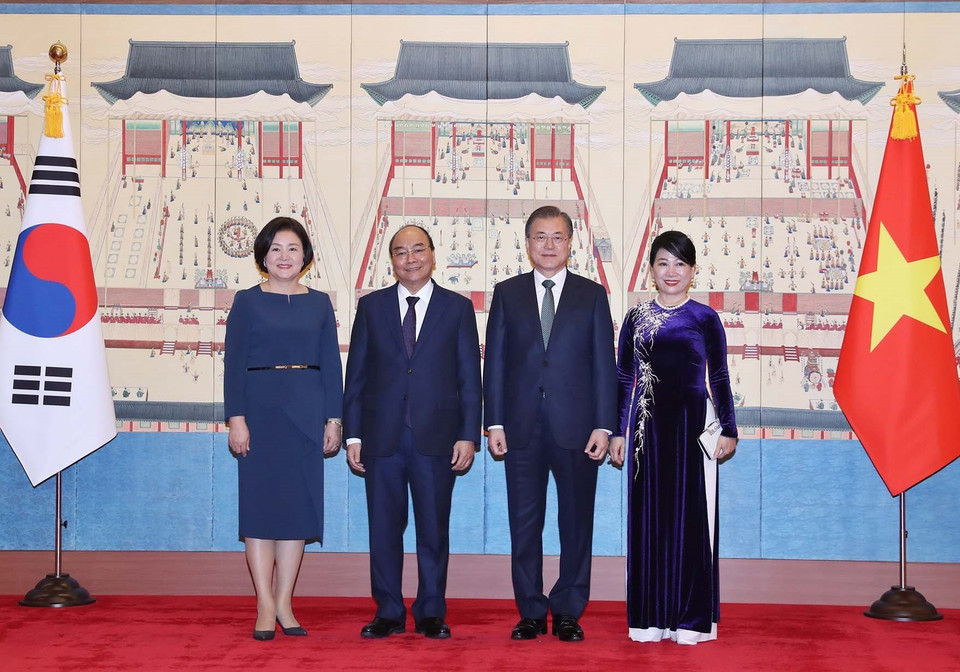 韩国总统文在寅与夫人欢迎阮春福总理与夫人。越通社记者 统一 摄