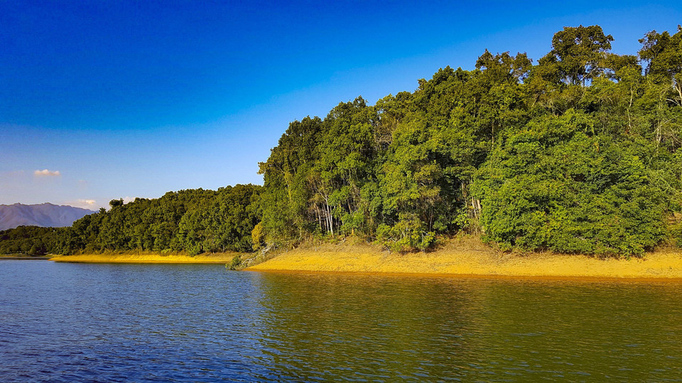 帕框湖的秋景吸引游客前来观赏。（越通社记者 潘俊英 摄）