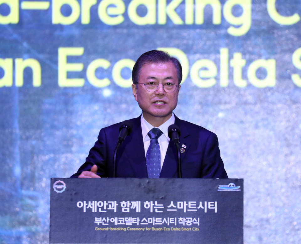 韩国总统文在寅在釜山生态三角洲智慧城动工仪式上发言。越通社记者 统一 摄
