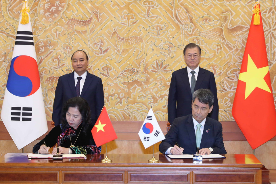 阮春福与文在寅共同见证越南财政部与韩国产业银行（KDB）关于提高越南发展银行运营能力的合作备忘录签字仪式。越通社记者 统一 摄