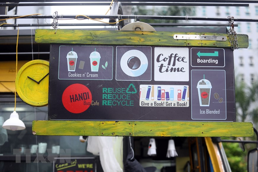 旧轮胎、木头成为美丽的招牌和装饰品。（越通社记者 辉雄 摄）