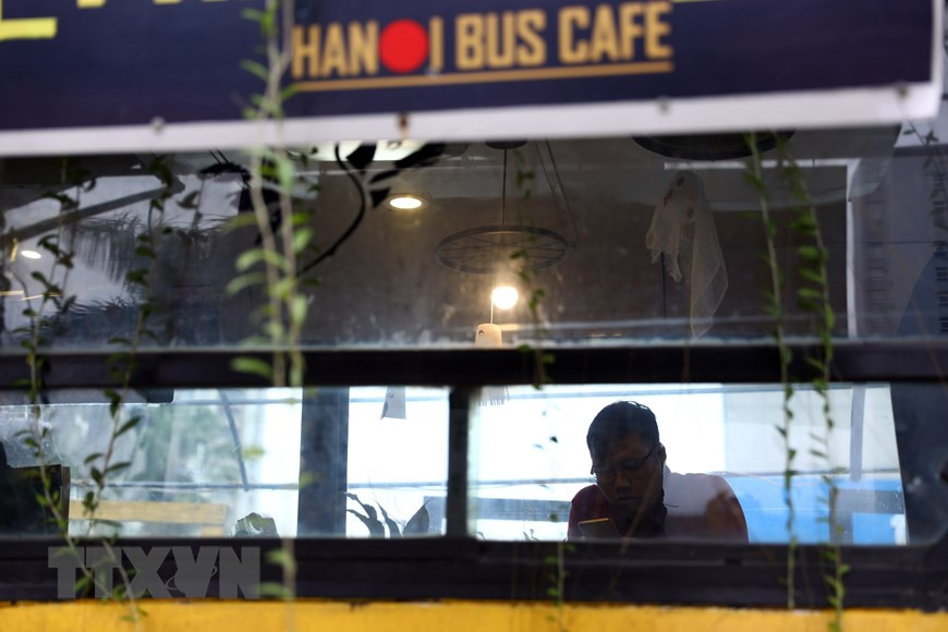 巴士内的全部桌椅都从旧轮胎和油漆桶制作而成。（越通社记者 辉雄 摄）