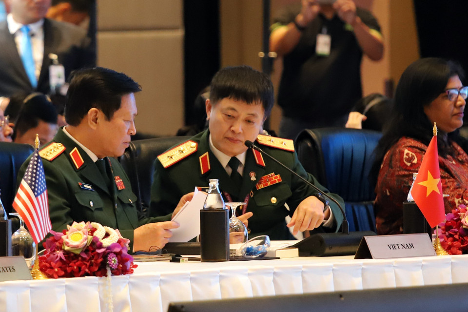 越南国防部长吴春历大率团出席第6届东盟国防部长扩大会议。越通社驻泰国记者玉光、友坚 摄。