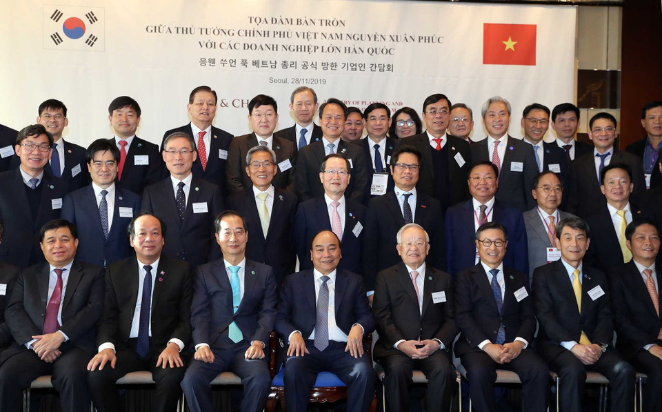 11月28日上午，阮春福总理在首尔与韩国一流企业举行座谈会。越通社记者 统一 摄
