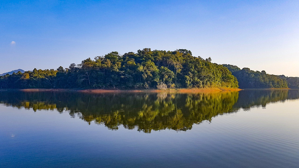 帕框湖中大小岛屿错落有致。（越通社记者 潘俊英 摄）