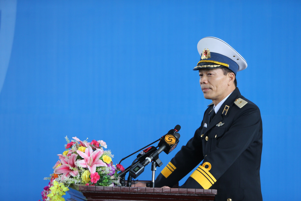 越南人民人民军军队总参谋长阮仲平少将在欢送仪式上为二号二级野战医院干部战士们鼓舞士气。越通社记者 杨江 摄