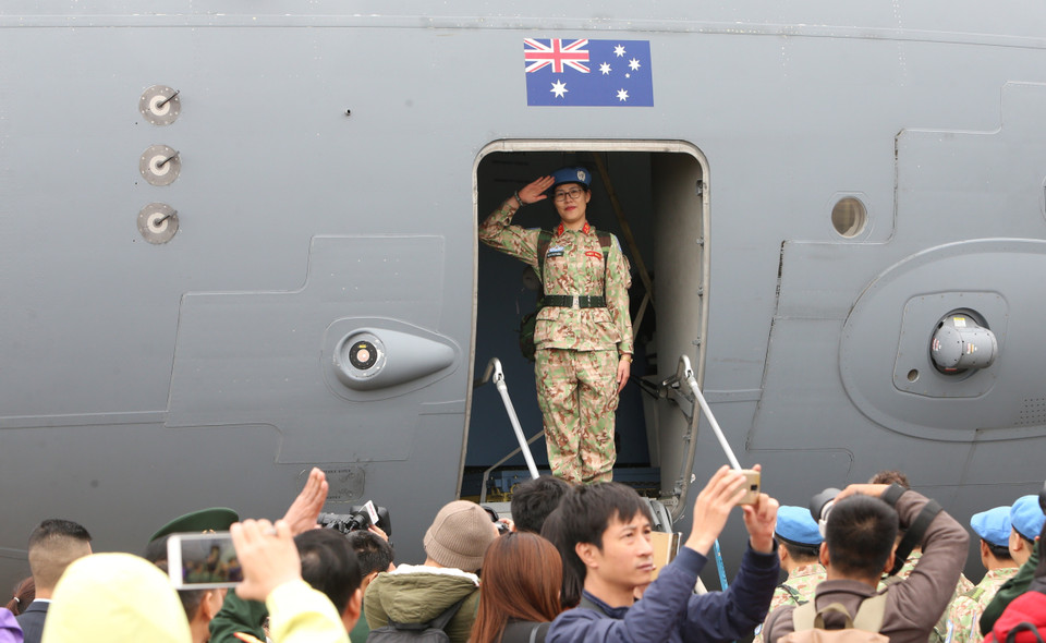 二号二级野战医院干部战士们与亲人和同事们分别，前往联合国驻南苏丹特派团执行任务。越通社记者 杨江 摄