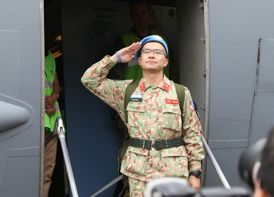 二号二级野战医院干部战士们与亲人和同事们分别，前往联合国驻南苏丹特派团执行任务。越通社记者 杨江 摄