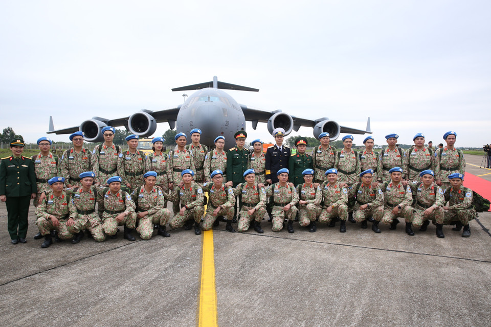 二号二级野战医院干部战士在登机前合影。越通社记者 杨江 摄