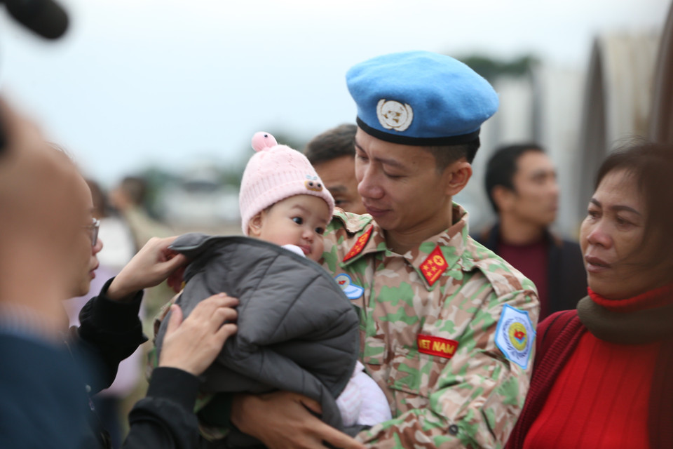 即将赴南苏丹执行任务的阮文琼大尉在内排国际机场向亲人辞行。越通社记者 杨江 摄