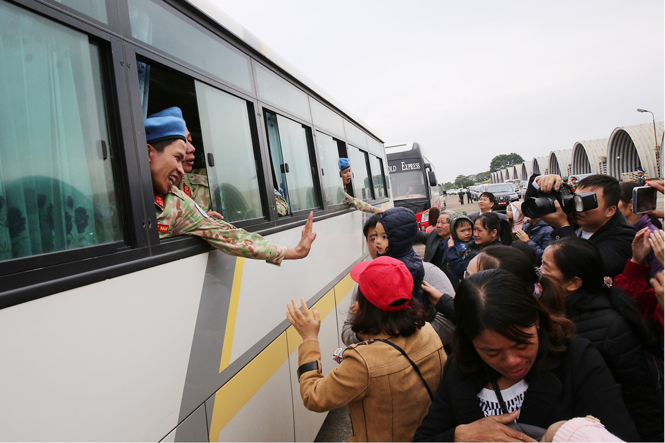 二号二级野战医院干部战士们与亲人和同事们分别，前往联合国驻南苏丹特派团执行任务。越通社记者 杨江 摄