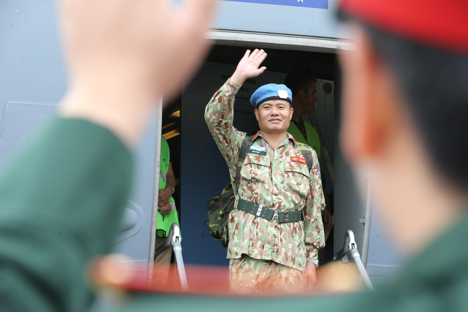 二号二级野战医院干部战士们与亲人和同事们分别，前往联合国驻南苏丹特派团执行任务。越通社记者 杨江 摄