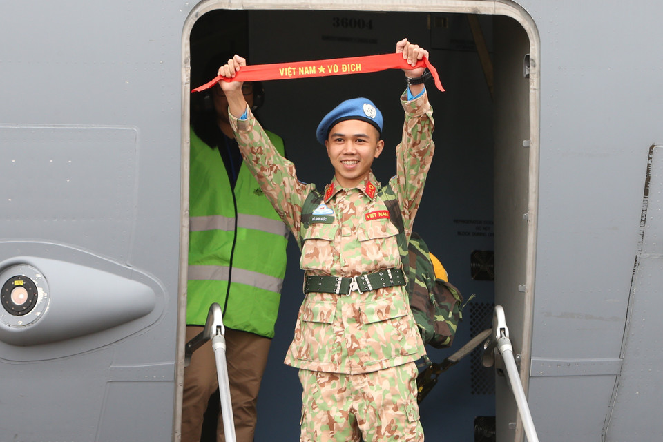 二号二级野战医院干部战士们与亲人和同事们分别，前往联合国驻南苏丹特派团执行任务。越通社记者 杨江 摄