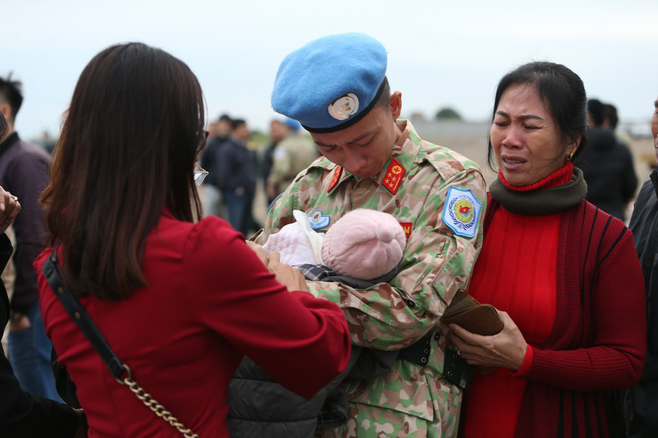 即将赴南苏丹执行任务的阮文琼大尉在内排国际机场向亲人辞行。越通社记者 杨江 摄