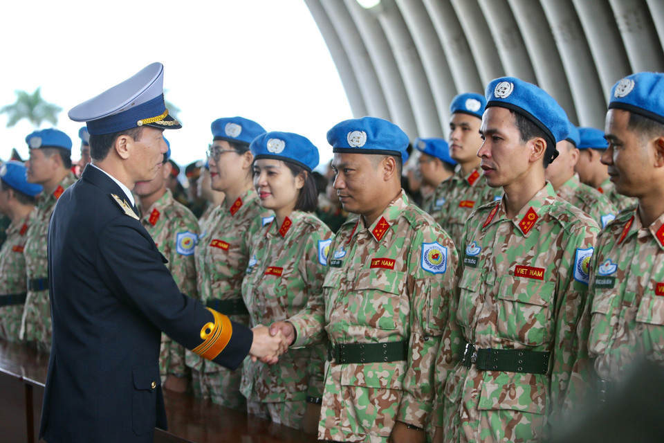 越南人民人民军军队总参谋长阮仲平少将在欢送仪式上为二号二级野战医院干部战士们鼓舞士气。越通社记者 杨江 摄