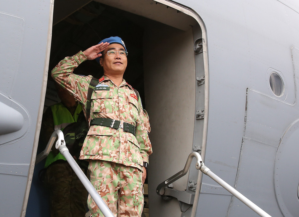 二号二级野战医院干部战士们与亲人和同事们分别，前往联合国驻南苏丹特派团执行任务。越通社记者 杨江 摄