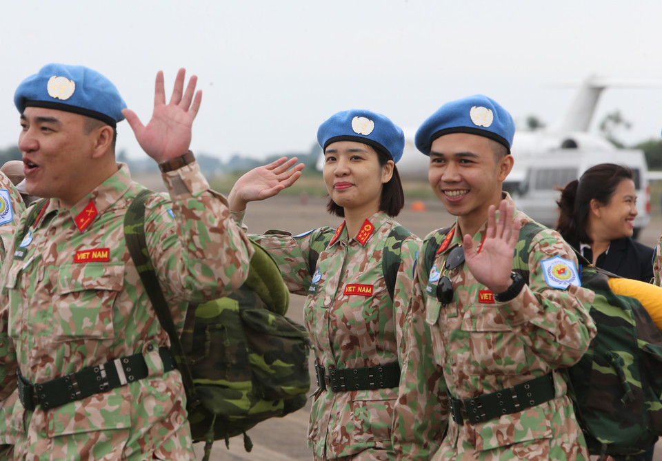 二号二级野战医院干部战士们与亲人和同事们分别，前往联合国驻南苏丹特派团执行任务。越通社记者 杨江 摄