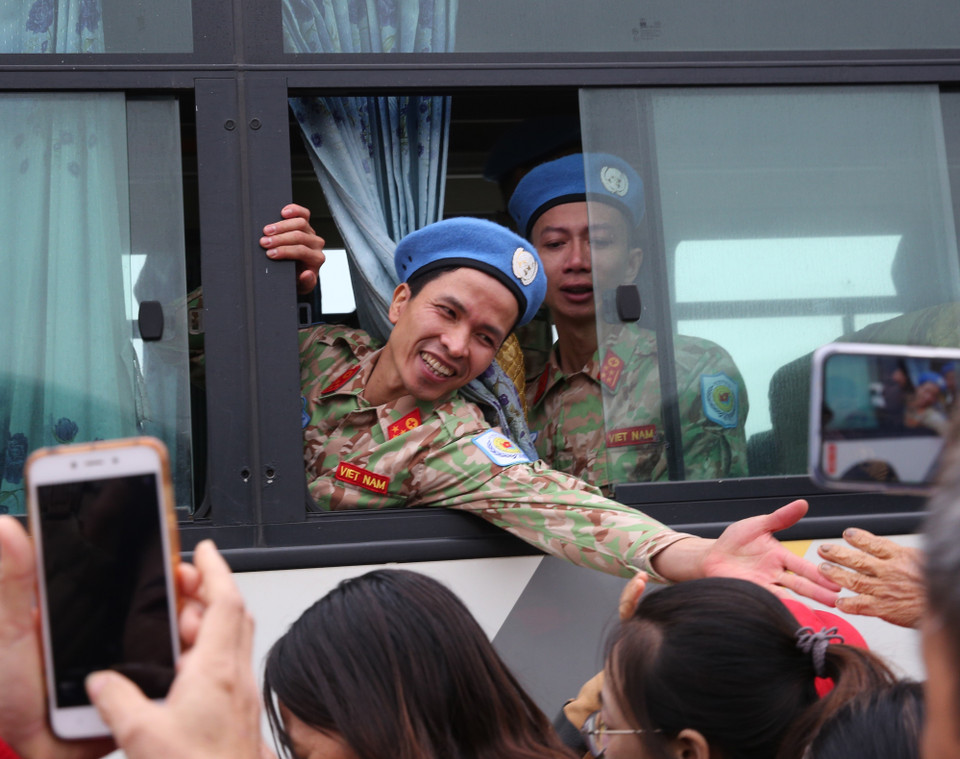 二号二级野战医院干部战士们与亲人和同事们分别，前往联合国驻南苏丹特派团执行任务。越通社记者 杨江 摄