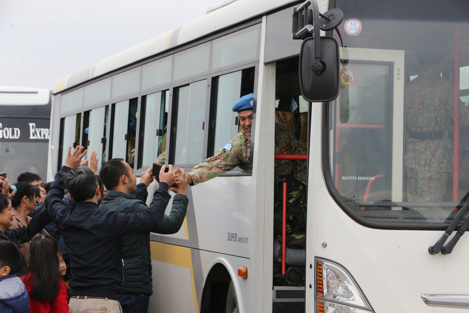 二号二级野战医院干部战士们与亲人和同事们分别，前往联合国驻南苏丹特派团执行任务。越通社记者 杨江 摄