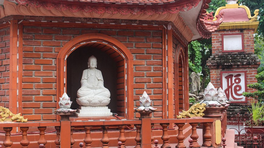 宝塔的每一层都安放六尊宝石材质的佛像。塔顶有石雕九层莲台，名为莲花九品。图自Vietnam+