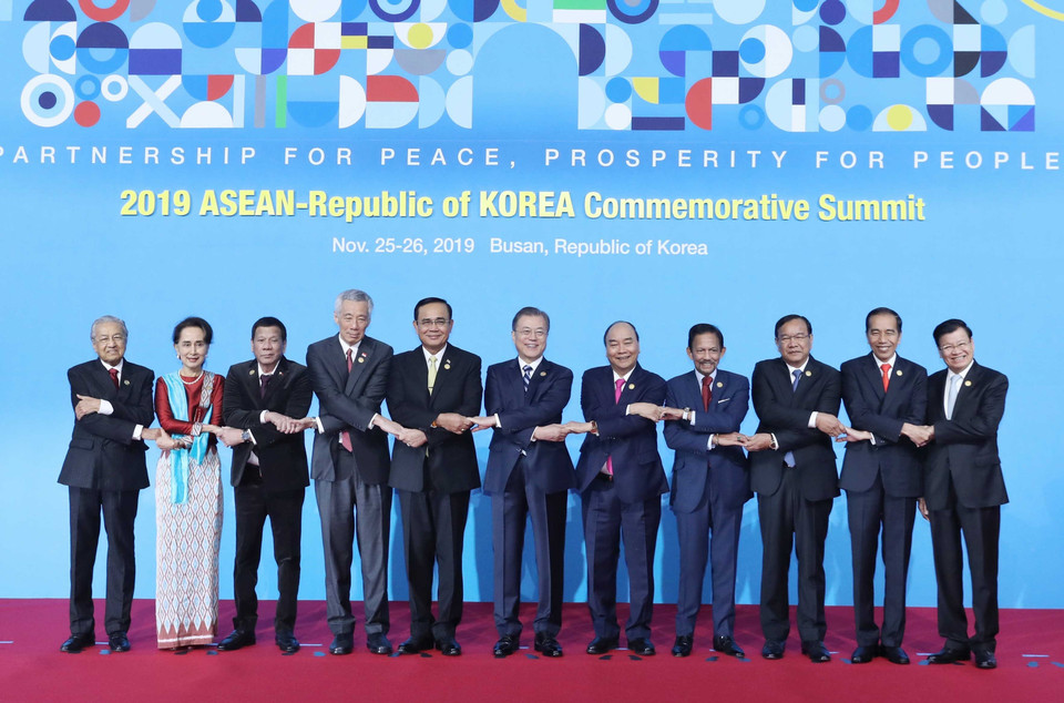 越南政府总理阮春福、韩国总统文在寅以及出席会议的各国代表团团长的合影。越通社记者 统一 摄