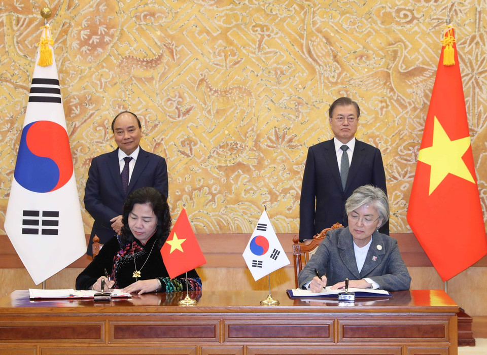 阮春福与文在寅共同见证越南与韩国避免双重课税协定修改议定书的签字仪式。越通社记者 统一 摄