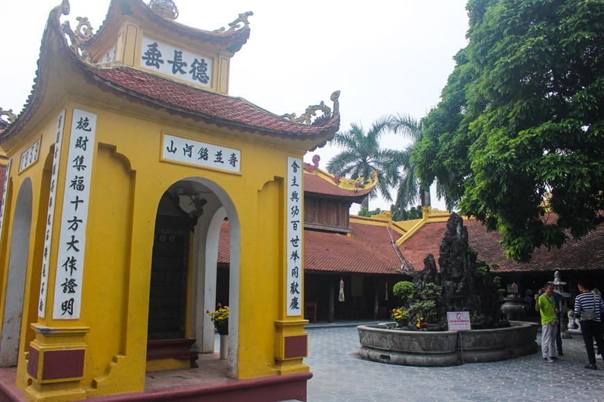 这座寺庙包括三个主要建筑，即前堂、烧香屋和上殿，其建筑平面为“工”字形。图自Vietnam+