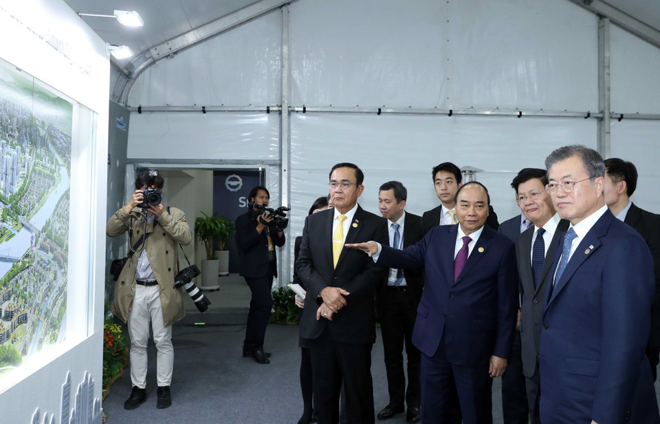 越南政府总理阮春福；韩国总统文在寅；老挝、泰国总理；东盟秘书长林玉辉参观展览。越通社记者 统一 摄