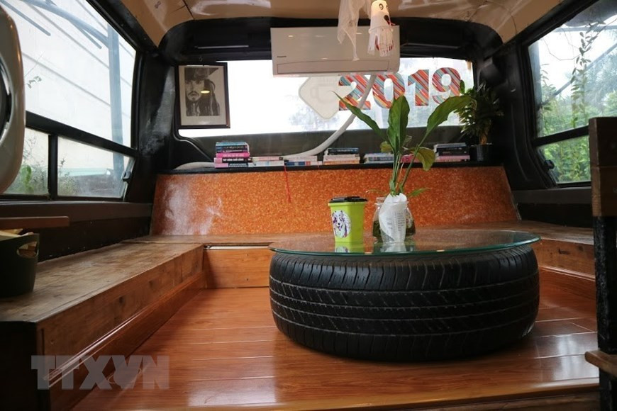 从轮胎制作的咖啡桌。（越通社记 者辉雄 摄）