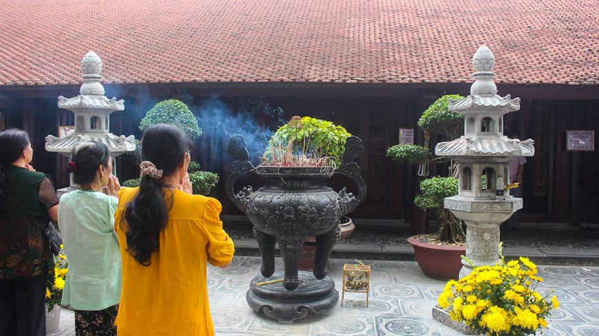 许多佛教徒和国内外游客就来到镇国寺拜佛赏景，希望自己能在虚无清净中陶冶心灵。图自Vietnam+