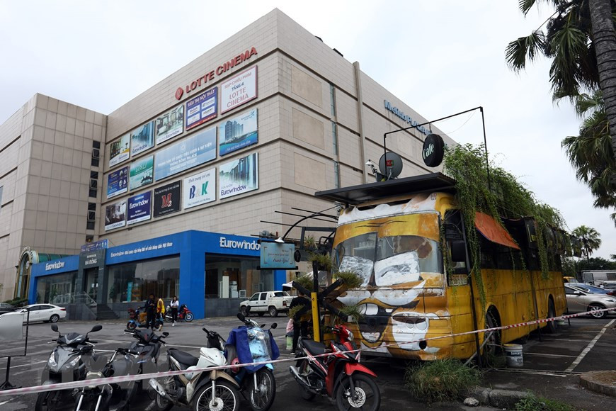 咖啡馆从一辆废旧的巴士改造而成。所有桌椅都使用旧铁箱和油漆桶来制作。（越通社记者 辉雄 摄）