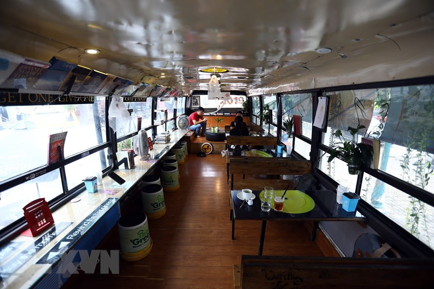巴士内的全部桌椅都从旧轮胎和油漆桶制作而成。（越通社记者 辉雄 摄）