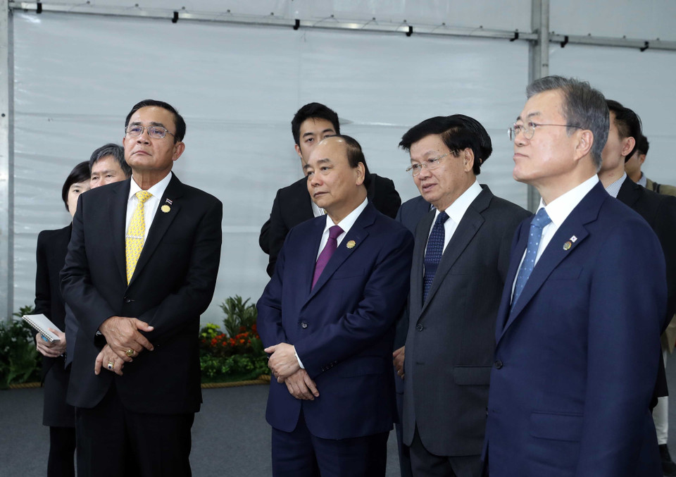 越南政府总理阮春福、韩国总统文在寅、老挝总理通伦•西苏里、泰国总理巴育、东盟秘书长林玉辉参观展览。越通社记者 统一 摄