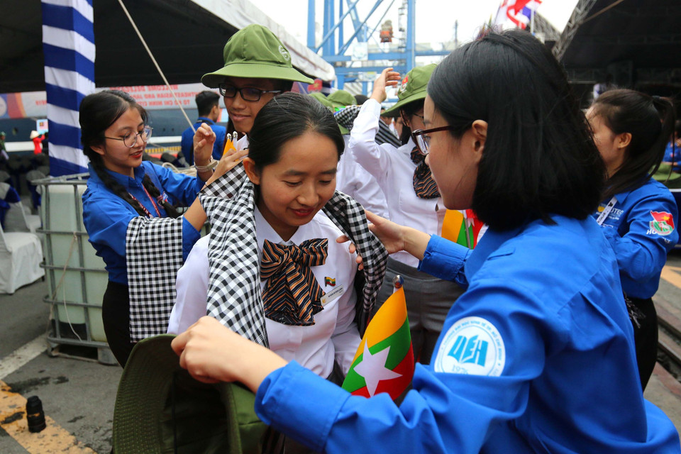 胡志明市共青团向东南亚与日本青年船代表赠送纪念品。越通社记者 青武 摄