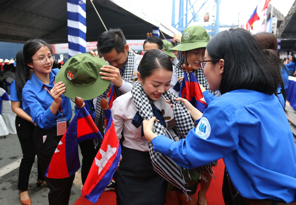 胡志明市共青团向东南亚与日本青年船代表赠送纪念品。越通社记者 青武 摄