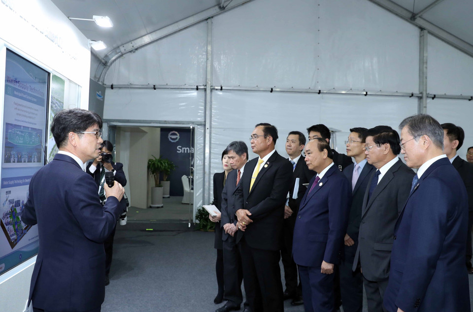 越南政府总理阮春福；韩国总统文在寅；老挝、泰国总理；东盟秘书长林玉辉参观展览。越通社记者 统一 摄