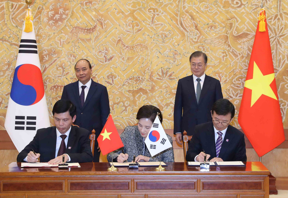 阮春福与文在寅共同见证航行与船员培训领域的合作备忘录签字仪式。越通社记者 统一 摄