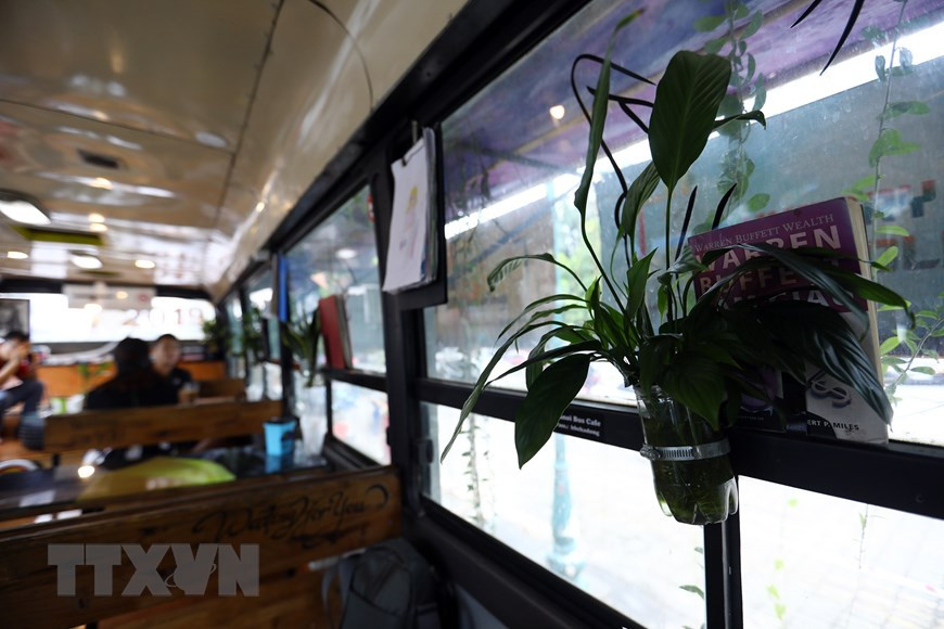 经过仔细加工，这些塑胶瓶成为独特的花瓶。（越通社记者 辉雄 摄）