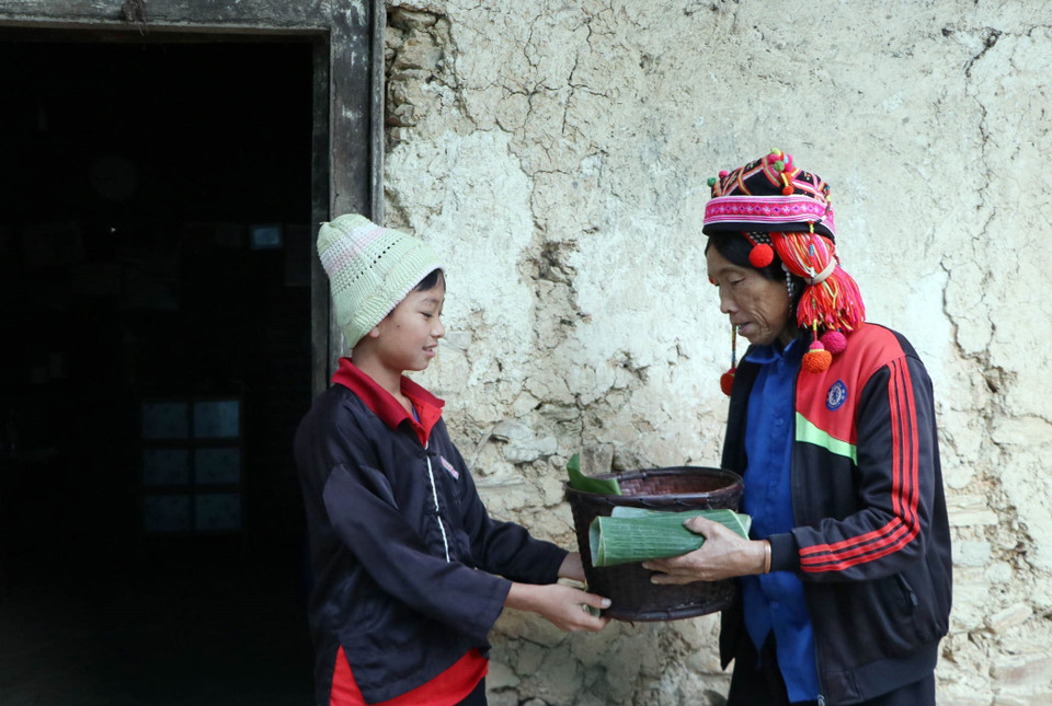 大年初一必不可少的礼仪就是子孙带着礼物拜访爷奶父母家，以感谢生成养育之恩和表达饮水思源传统。越通社记者 贵忠 摄