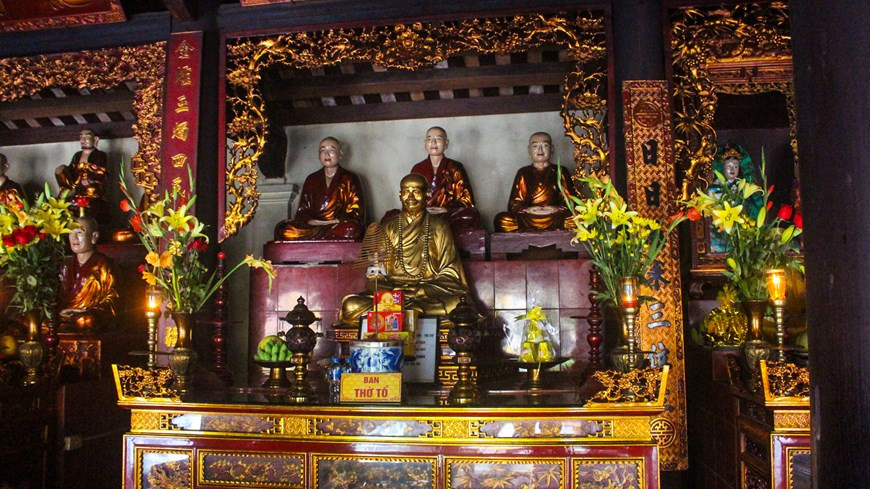 许多佛教徒和国内外游客就来到镇国寺拜佛赏景，希望自己能在虚无清净中陶冶心灵。图自Vietnam+