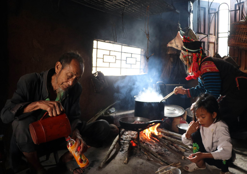一大早，哈尼族人民就生火做饭，为喜迎传统春节做好准备。越通社记者 贵忠 摄