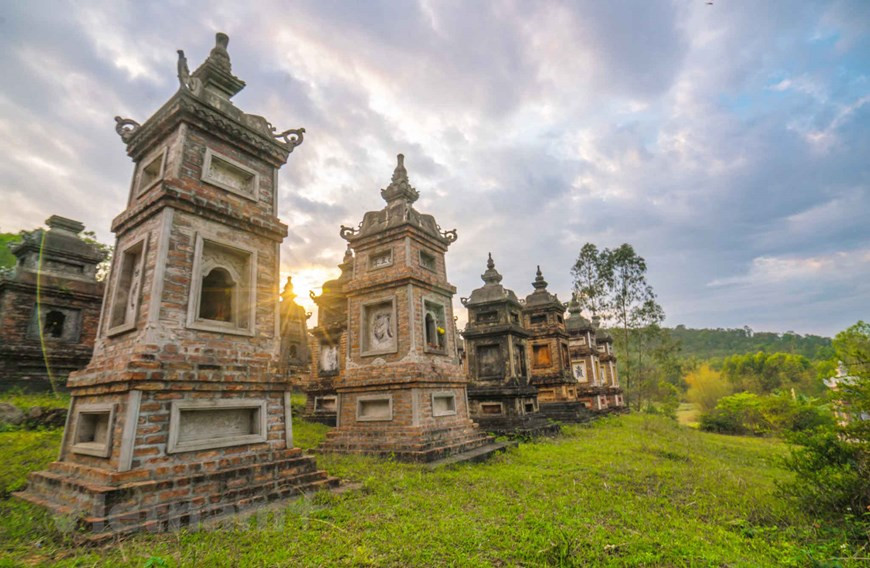 300年塔园里林立着近一百个墓塔，因此被誉为越南最具规模的塔园 。（图片来源：Vietnam+）
