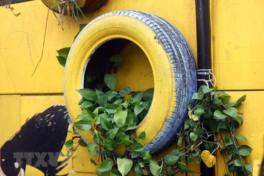 该咖啡馆通过重新使用各种废弃物来提倡环保精神，鼓励年轻人携手保护自己的生活环境。（越通社记者 辉雄 摄）