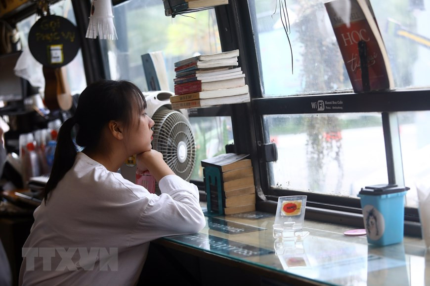 环保巴士咖啡馆还充当一个小型图书馆，提供符合不同年龄的书籍。（越通社记者 辉雄 摄）