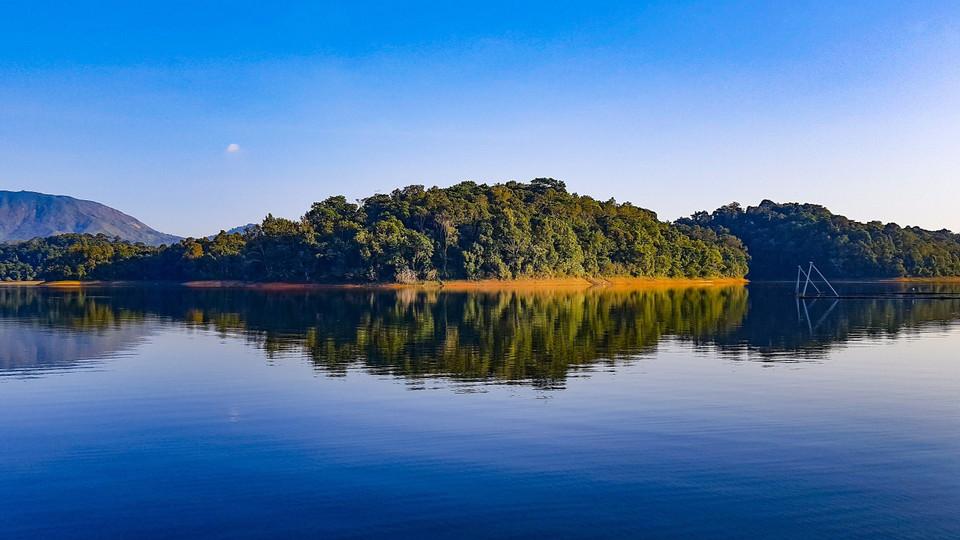 帕框湖被誉为西北地区的“下龙湾”。（越通社记者 潘俊英 摄）