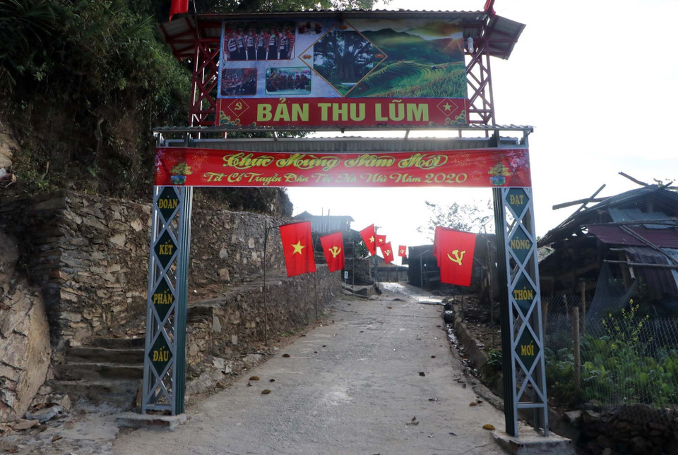 莱州省芒齐县秋垄乡秋垄村张灯结彩喜迎哈尼族同胞传统春节。越通社记者 贵忠 摄