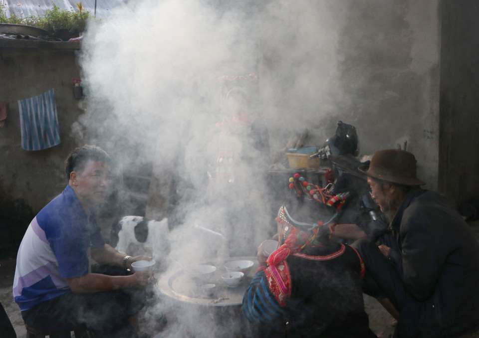 莱州省芒齐县秋垄乡秋垄村哈尼族同胞的开年饭。越通社记者 贵忠 摄