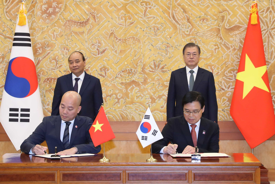 阮春福与文在寅共同见证越南贸易促进局（VIETRADE）与大韩贸易投资振兴公社(KOTRA)的合作备忘录签字仪式。越通社记者 统一 摄