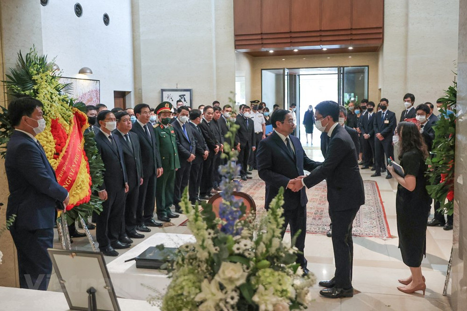 政府总理范明政同日本驻越南临时代办表示深切慰问。安倍晋三阁下已为越南与日本关系的发展，两国人民的利益以及地区乃至世界的和平、繁荣、合作与发展做出了巨大的贡献。安倍晋三在任日本首相时于2019年2月接受越通社记者采访表示，在日本人的印象中，越南民族是勤劳、聪明、持之以恒的民族，越南人很热情。这是他希望进一步深化两国之间的关系的原因。图自Vietnam+